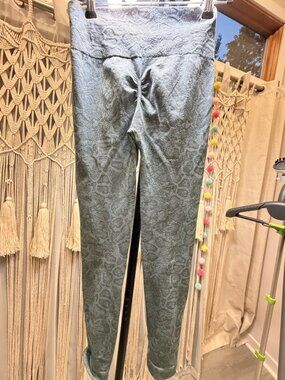 Wolven Navy Mandala Print Crossover Leggings Size XS